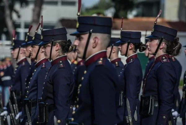 Ένστολοι: Στα 100 ευρώ μηνιαίως το επίδομα επικινδυνότητας