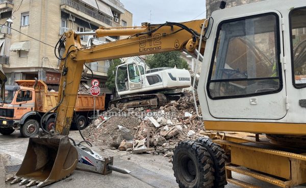 Λαμία: Κατεδαφίζεται κτίριο στο κέντρο της πόλης - Ποιοι δρόμοι θα είναι κλειστοί