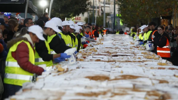 Βασιλόπιτα για ρεκόρ Γκίνες στο Περιστέρι με πάνω από 70.000 κομμάτια - Δείτε φωτογραφίες