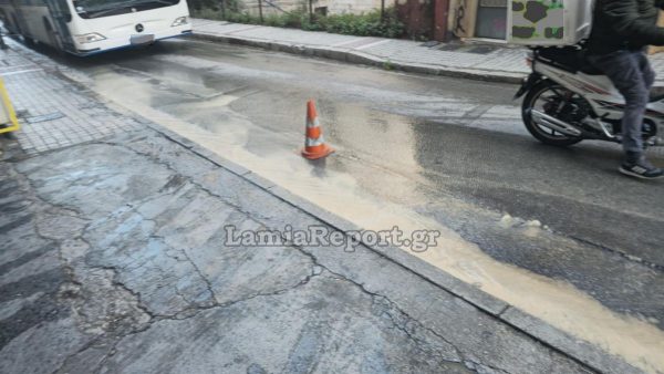 Έκλεισε η οδός Διάκου - υποχώρησε το οδόστρωμα από σπασμένο αγωγό (ΒΙΝΤΕΟ-ΦΩΤΟ)