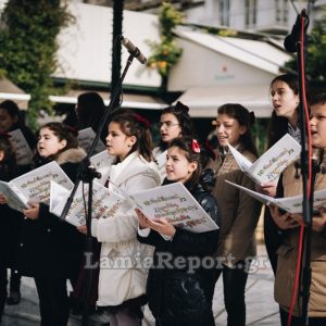 Ακούσαμε παραδοσιακά κάλαντα στην Πλ. Ελευθερίας από το Ωδείο της Μητρόπολης Φθιώτιδας