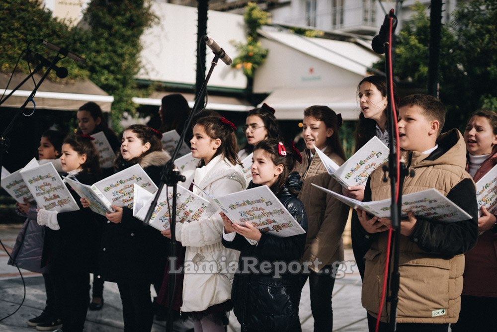 Ακούσαμε παραδοσιακά κάλαντα στην Πλ. Ελευθερίας από το Ωδείο της Μητρόπολης Φθιώτιδας