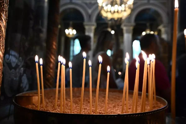 «Την βοηθούσα γιατί ήταν άπορη» λέει ο ιερέας που συνελήφθη για τον ξυλοδαρμό της συντρόφου του – Του απαγορεύτηκε κάθε ιεροπραξία