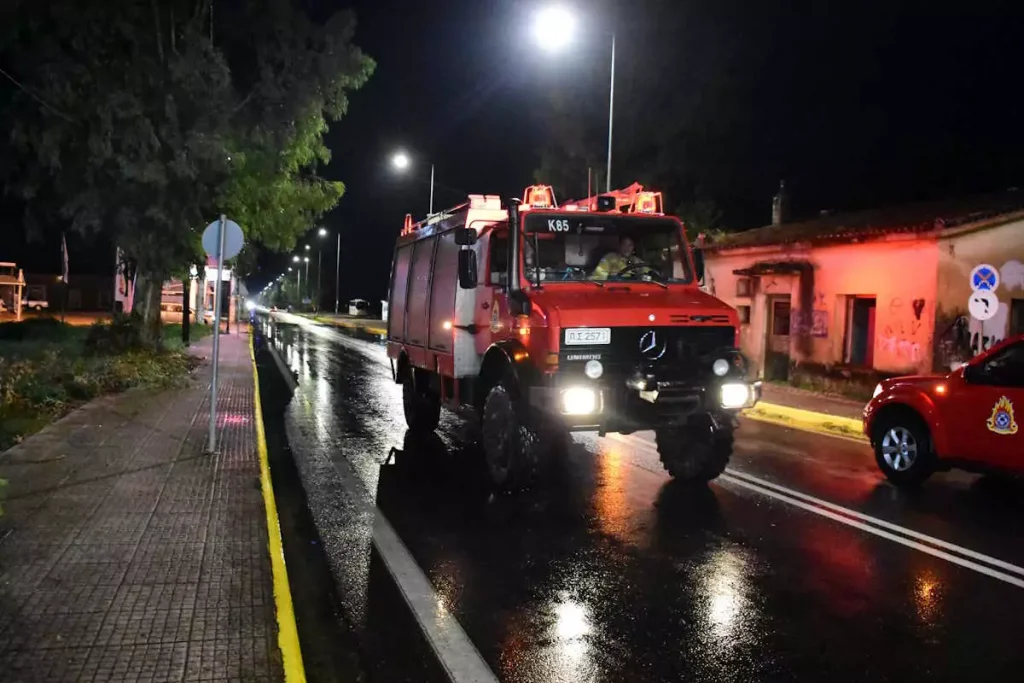 Κακοκαιρία Bora: Επιχείρηση απεγκλωβισμού δύο ατόμων στη Χαλκιδική – Χωρίς ρεύμα πολλές περιοχές στη Θεσσαλονίκη