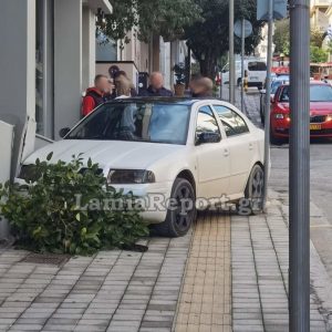 Λαμία: Λύθηκε το χειρόφρενο, χτύπησε ταξί και κατέληξε στο πεζοδρόμιο - Δείτε εικόνες