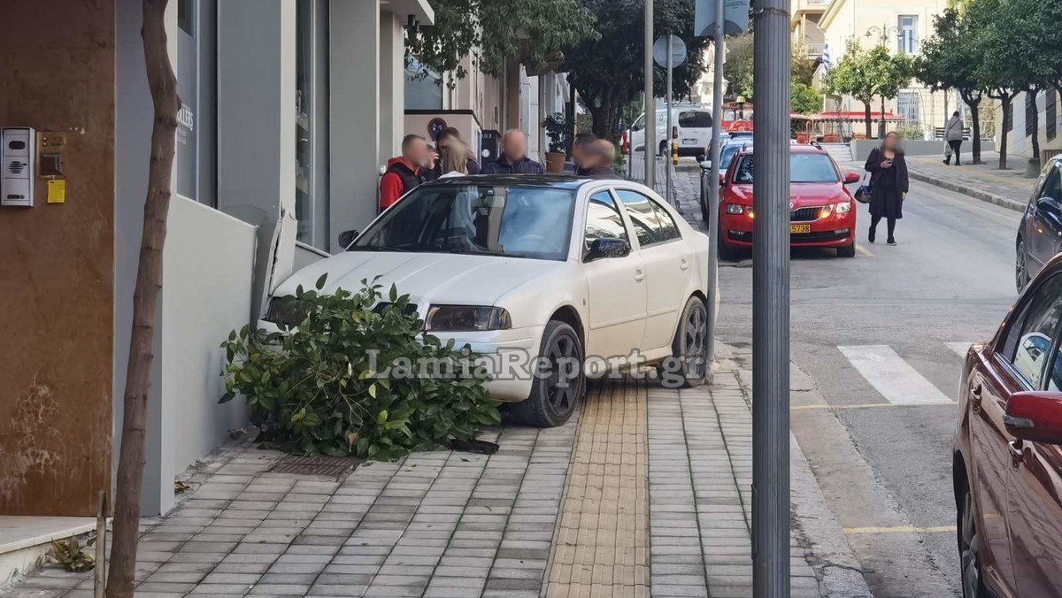 Λαμία: Λύθηκε το χειρόφρενο, χτύπησε ταξί και κατέληξε στο πεζοδρόμιο - Δείτε εικόνες