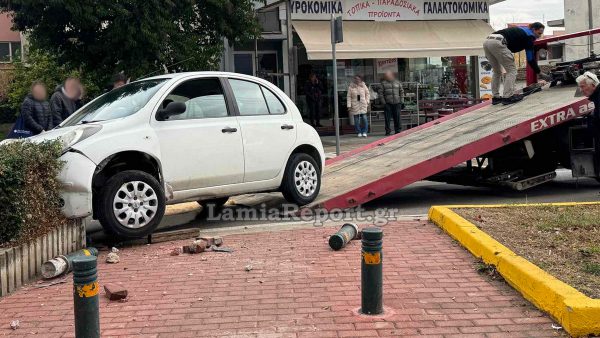 Λαμία: Αυτοκίνητο έπεσε πάνω στα κολονάκια διάβασης πεζών στην είσοδο της πόλης - Δείτε εικόνες