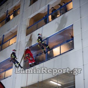 ΓΝ Λαμίας: Ο Αη Βασίλης ήρθε από τον «ουρανό» και μοίρασε δώρα στα παιδιά που νοσηλεύονται (ΒΙΝΤΕΟ-ΦΩΤΟ)