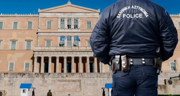 Προφυλακιστέος ο αστυνομικός της Βουλής που κατηγορείται για τον βιασμό των παιδιών του