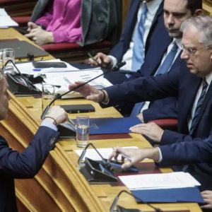 Γερουλάνος - Θεοδωρικάκος: Ένταση και «γαλλικά» στη Βουλή