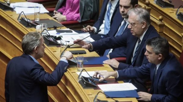 Γερουλάνος - Θεοδωρικάκος: Ένταση και «γαλλικά» στη Βουλή