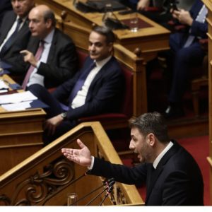 Ανδρουλάκης στη Βουλή: Η πίεση του ΠΑΣΟΚ φέρνει τις εξαγγελίες Μητσοτάκη για τις τράπεζες