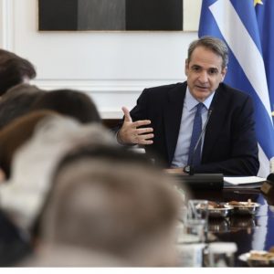 Τα μέτρα της κυβέρνησης για την προστασία των εφήβων – Λουκέτο σε μαγαζιά που πουλούν αλκοόλ στους ανηλίκους