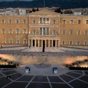 Αναβλήθηκε η δίκη του δεύτερου αστυνομικού της Βουλής που κατηγορείται για ενδοοικογενειακή βία