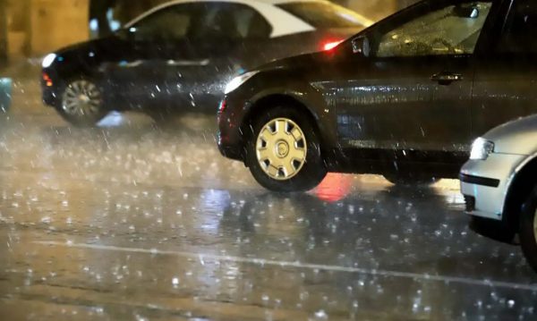 Στο «κόκκινο» οι δρόμοι της Αθήνας: Βροχή και μποτιλιάρισμα