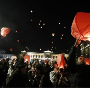 «Νύχτα των Ευχών»: Γέμισε φαναράκια ο ουρανός της Αττικής