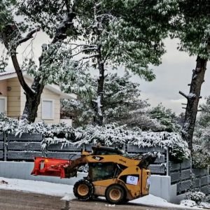 Διακόπηκε η κυκλοφορία στη λεωφόρο Πάρνηθας λόγω χιονιού