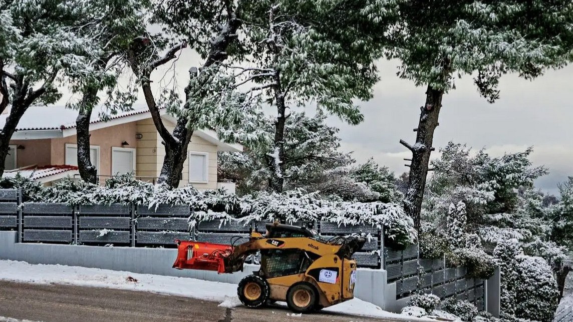 Διακόπηκε η κυκλοφορία στη λεωφόρο Πάρνηθας λόγω χιονιού