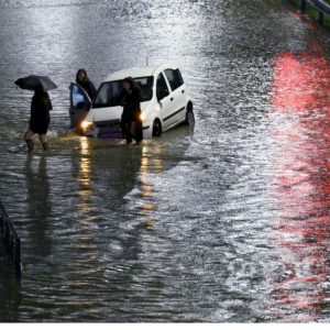 Κακοκαιρία «Elena»: Υγειονομική βόμβα τα λύματα που ξεβράστηκαν στην Ποσειδώνος