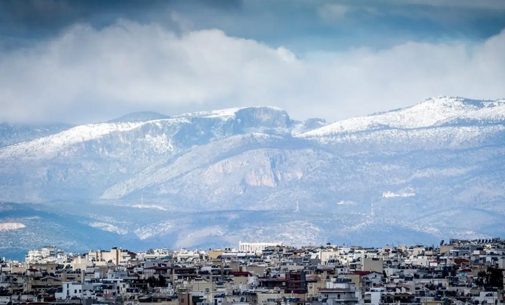 Καιρός: Σε χιονισμένο φόντο η Ακρόπολη, «άσπρισε» η Καστανιά Κορινθίας