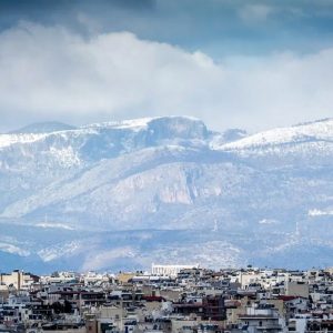 Καιρός: Σε χιονισμένο φόντο η Ακρόπολη, «άσπρισε» η Καστανιά Κορινθίας