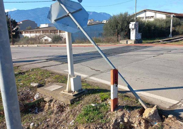 Λαμία: Ετοιμόρροπη πινακίδα STOP σε επικίνδυνη διασταύρωση