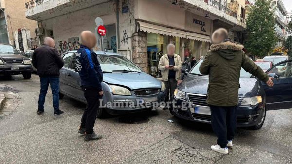 Τροχαίο ατύχημα σε διασταύρωση στο κέντρο της Λαμίας (ΦΩΤΟ)