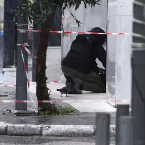 Έλεγχος από τα ΤΕΕΜ σε ύποπτη σακούλα με καλώδια έξω από τον ΕΦΚΑ, στην Κυψέλη