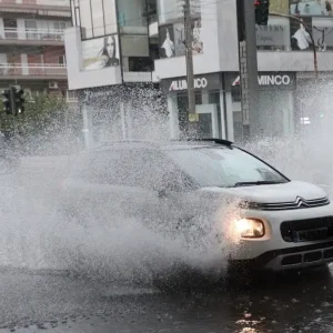 Κακοκαιρία «Elena»: Προβλήματα στην Αθηνών – Κορίνθου – Πού έπεσαν τα μεγαλύτερα ύψη βροχής