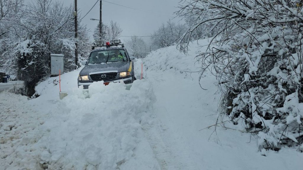 Στα λευκά ντύθηκαν τα ορεινά χωριά της Λαμίας και της Φθιώτιδας (ΒΙΝΤΕΟ-ΦΩΤΟ)