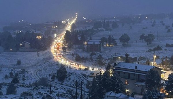 Ηλεκτρικά αυτοκίνητα που «έσβησαν» λόγω χαμηλών θερμοκρασιών προκάλεσαν το χάος στην Αράχωβα, λέει η ΕΛ.ΑΣ.