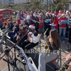 «Χριστουγεννιάτικα κάλαντα» από τη χορωδία του 4ου Πειραματικού Γυμνασίου Λαμίας (ΒΙΝΤΕΟ-ΦΩΤΟ)