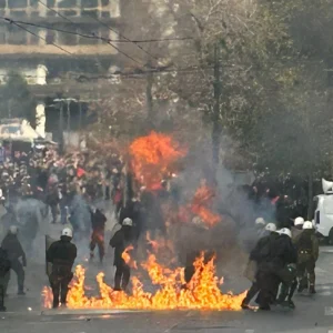 Ένταση στο Σύνταγμα – Μολότοφ και κρότου λάμψης στη συγκέντρωση για τα Τέμπη