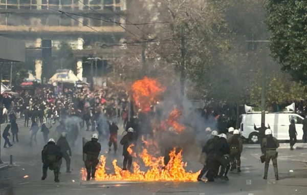 Ένταση στο Σύνταγμα – Μολότοφ και κρότου λάμψης στη συγκέντρωση για τα Τέμπη