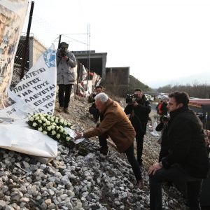 Στο σημείο της σιδηροδρομικής τραγωδίας στα Τέμπη αγρότες και πολίτες της Λάρισας