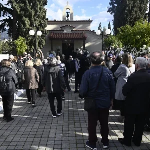 Σε κλίμα συγκίνησης το τελευταίο αντίο στην Καίτη Γκρέυ – Πλήθος κόσμου στην κηδεία της μεγάλης λαϊκής τραγουδίστριας