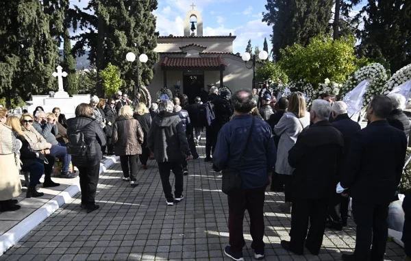 Σε κλίμα συγκίνησης το τελευταίο αντίο στην Καίτη Γκρέυ – Πλήθος κόσμου στην κηδεία της μεγάλης λαϊκής τραγουδίστριας