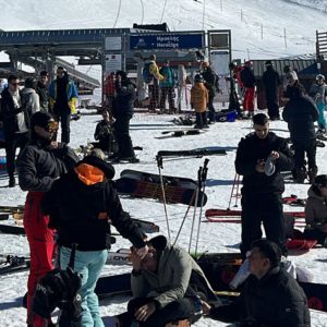 Ταλαιπωρία στο χιονοδρομικό κέντρο Παρνασσού - Τεράστιες οι ουρές λόγω χαλασμένων lift - Δείτε βίντεο και φωτογραφίες