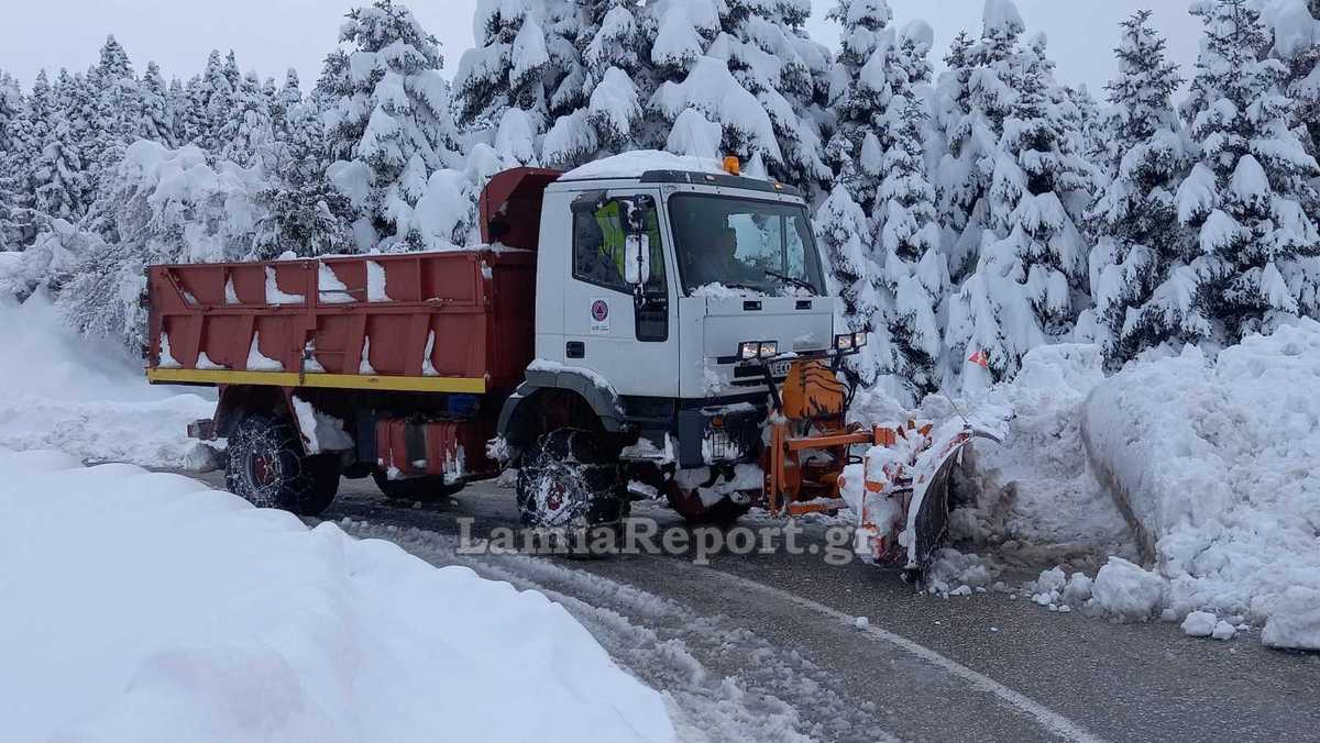 Συνεχίζεται η μάχη με τα χιόνια στα ορεινά χωριά της Λαμίας