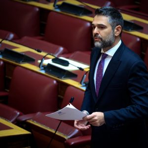 Στη Βουλή το πρόβλημα των λειτουργικών κενών σε σχολεία της Φθιώτιδας από τον Γιάννη Σαρακιώτη