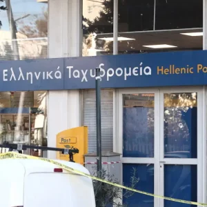 Ληστεία σε ΕΛΤΑ στην Καλλιθέα – «Δώσε μου τα λεφτά, αλλιώς θα σε πυροβολήσω» έγραψε ο δράστης σε σημείωμα