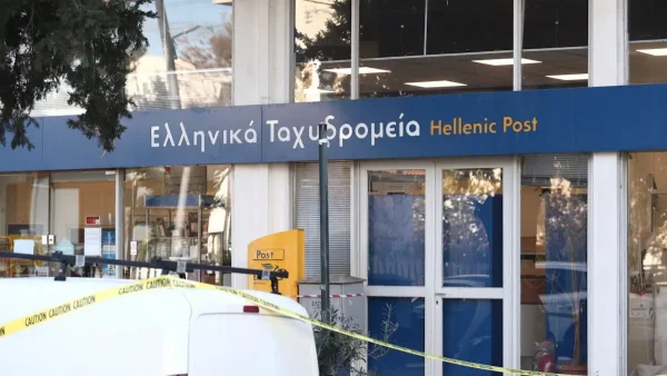 Ληστεία σε ΕΛΤΑ στην Καλλιθέα – «Δώσε μου τα λεφτά, αλλιώς θα σε πυροβολήσω» έγραψε ο δράστης σε σημείωμα