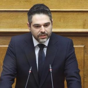 Παρέμβαση Σαρακιώτη στη Βουλή για τις αξιώσεις του Υπουργείου Οικονομικών επί εκτάσεων στη Λοκρίδα