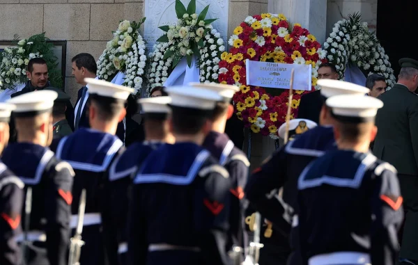 Με τιμές εν ενεργεία πρωθυπουργού το τελευταίο αντίο στον Κώστα Σημίτη – Βίντεο και φωτογραφίες