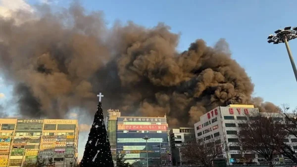 Νότια Κορέα: Δεκάδες παγιδευμένοι σε οκταώροφο κτίριο που έχει τυλιχθεί στις φλόγες