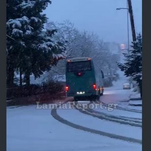 «Κόλλησε» στα χιόνια λεωφορείο με μαθητές στην Υπάτη