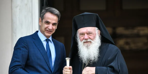 Μητσοτάκης-Ιερώνυμος: Ο Αρχιεπίσκοπος «βάζει στο τραπέζι» εκκλησιαστικά ακίνητα για «κοινωνική κατοικία» και φοιτητικές εστίες