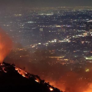 Μαίνονται τα πύρινα μέτωπα στο Λος Άντζελες - Δεκάδες αεροσκάφη στη μάχη με τις φλόγες, στους 10 οι νεκροί