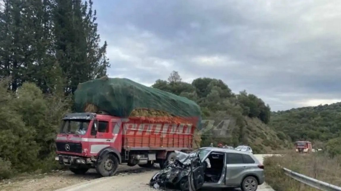 Σφοδρή σύγκρουση με φορτηγό στην Τριταία – Σμπαράλια το αυτοκίνητο, επιχείρηση απεγκλωβισμού του οδηγού