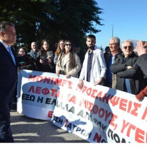 Πάτρα: Ένταση κατά την επίσκεψη του Άδωνι Γεωργιάδη στο νοσοκομείο «Άγιος Ανδρέας»